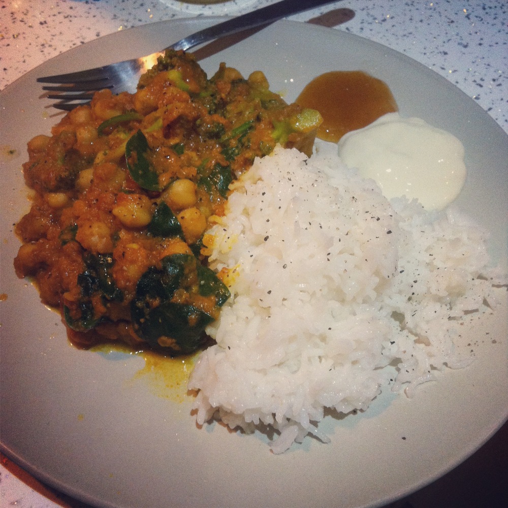 MOAR VEGAN NOMS. Chickpea, tomato and spinach curry.